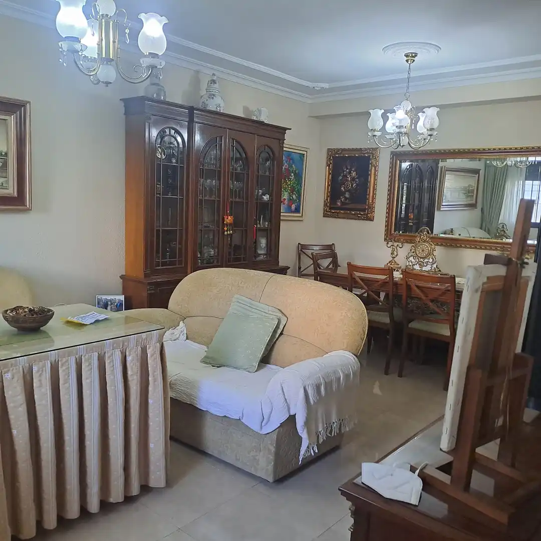 Sala d'estar de Casa adosada en venda en Dos Hermanas amb Aire condicionat, Traster i Piscina comunitària