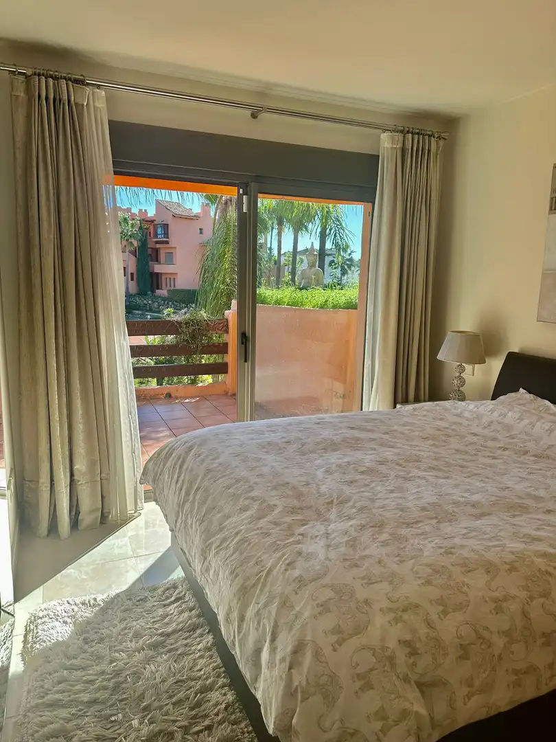 Habitación de Apartamento de alquiler en Estepona con Aire acondicionado, Terraza y Piscina