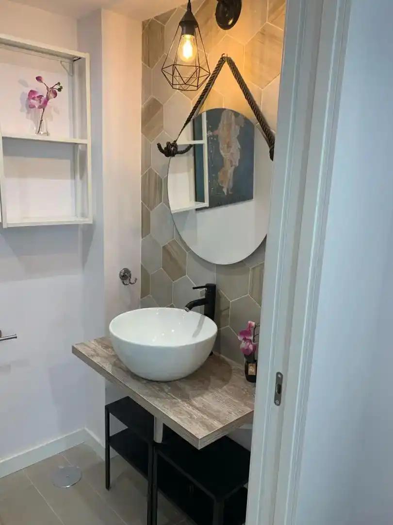 Bathroom of Study for rent in  Granada Capital  with Air Conditioner and Balcony