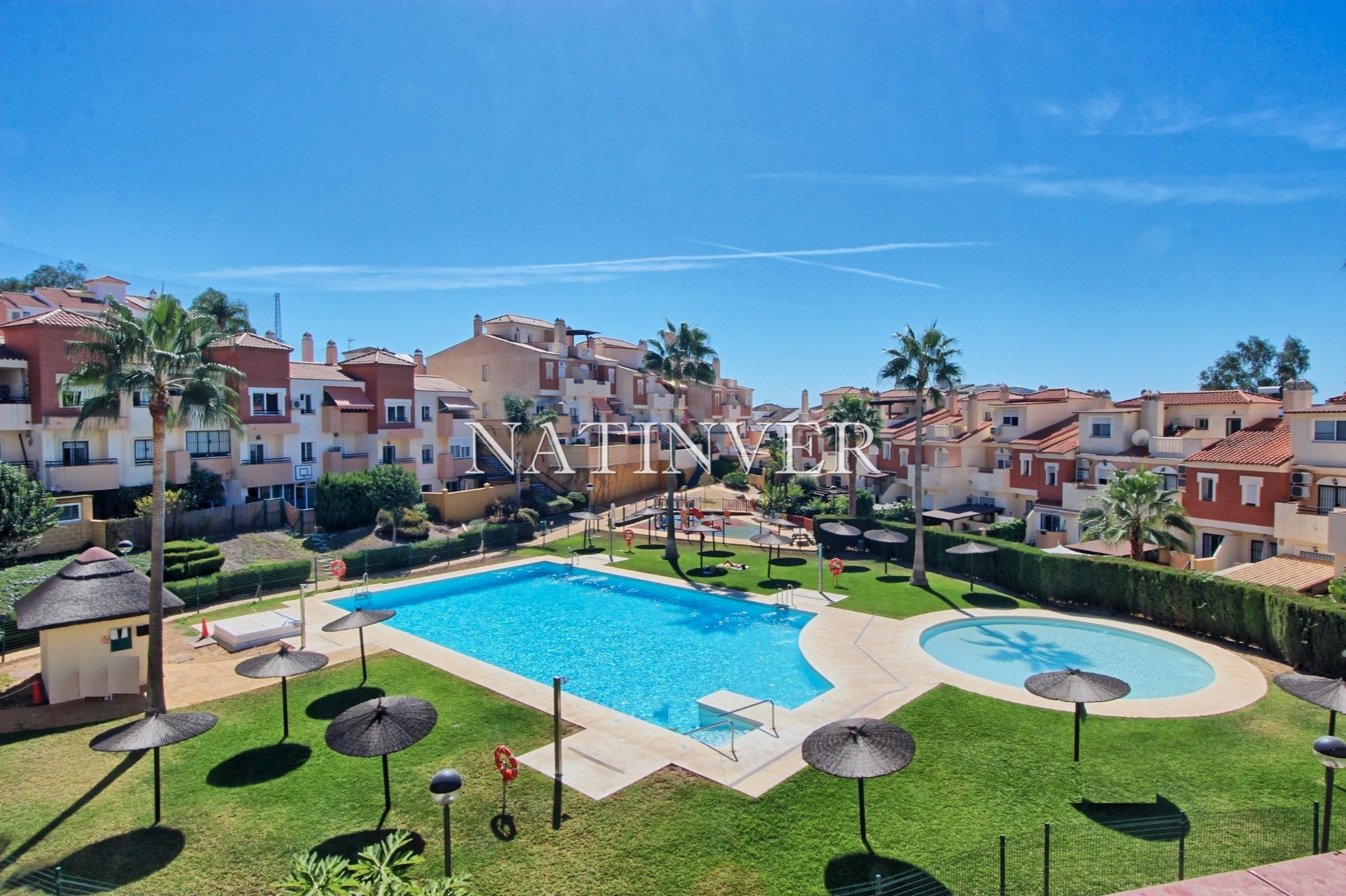 Vista exterior de Casa adosada en venda en Rincón de la Victoria amb Aire condicionat, Terrassa i Piscina comunitària