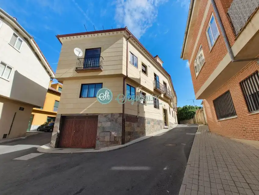 Vista exterior de Pis en venda en La Lastrilla  amb Calefacció i Traster