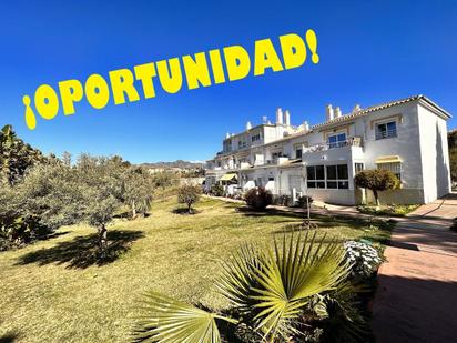 Vista exterior de Àtic en venda en Torrox amb Aire condicionat, Terrassa i Piscina