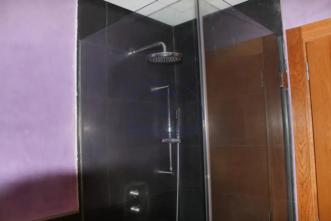 Badezimmer von Wohnungen zur Miete in Vigo  mit Klimaanlage, Heizung und Parkett