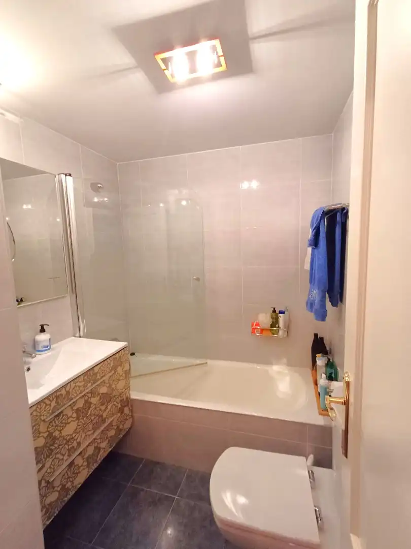 Baño de Ático en venta en Urduliz con Calefacción, Terraza y Trastero