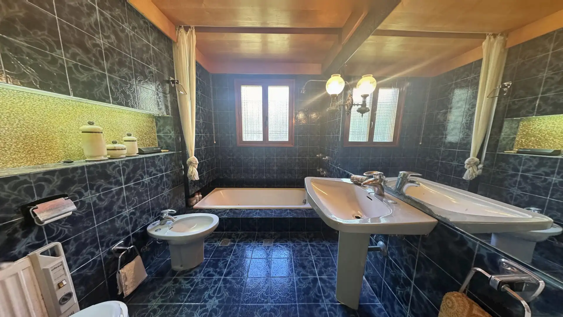 Bany de Casa o xalet en venda en Alicante / Alacant amb Jardí privat, Terrassa i Piscina