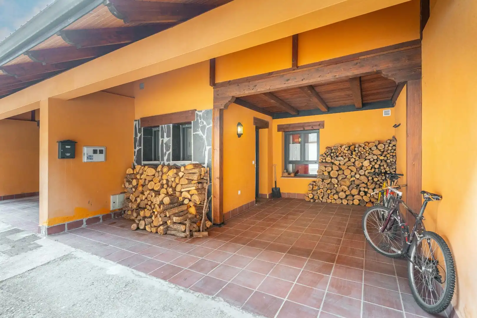 Casa adosada en venda en Puebla de Lillo amb Calefacció, Jardí privat i Terrassa