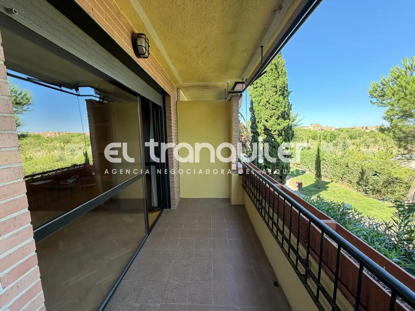 Exterior view of Flat for rent in Madrid  with Parquet flooring, Terrace and Swimming Pool