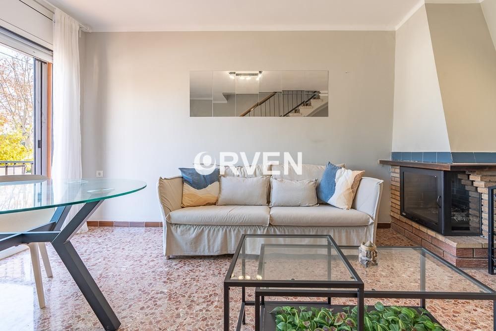 Sala d'estar de Casa adosada en venda en Torredembarra amb Aire condicionat, Jardí privat i Terrassa
