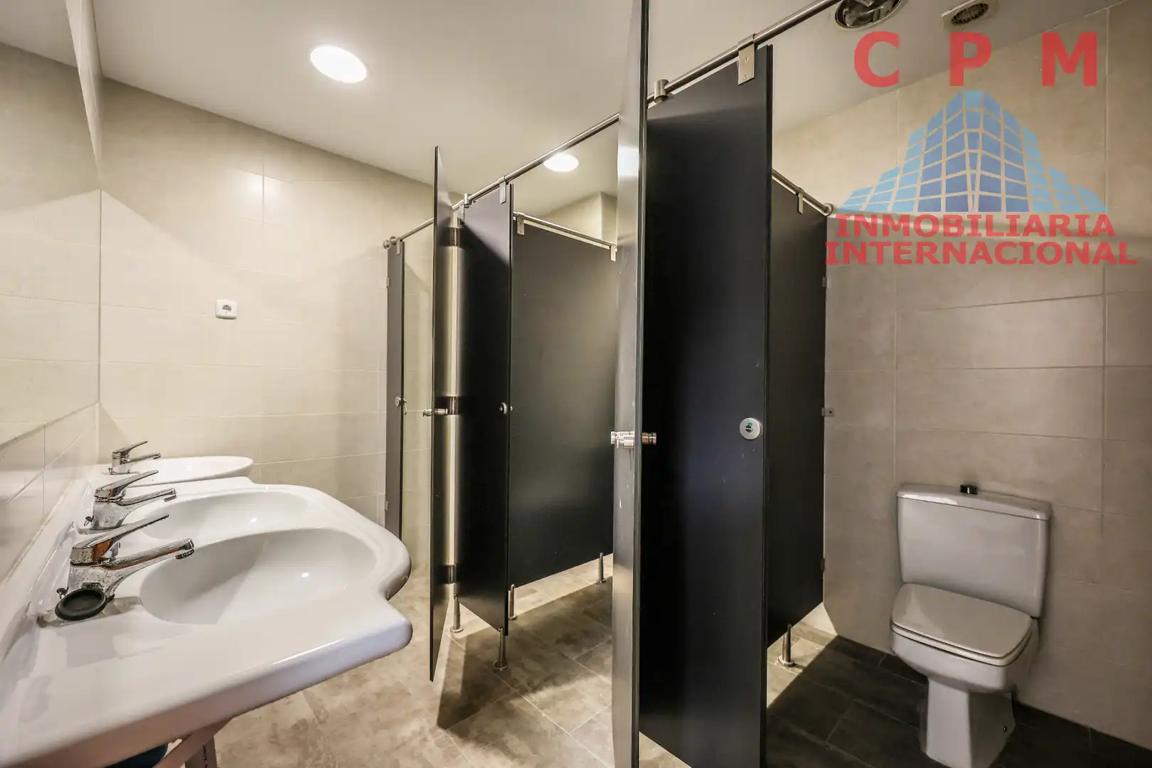 Badezimmer von Geschaftsraum zur Miete in Alcobendas mit Klimaanlage, Heizung und Parkett