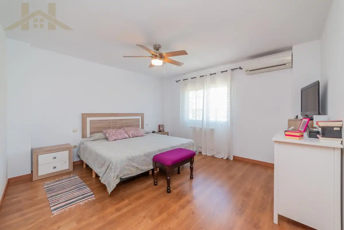 Schlafzimmer von Einfamilien-Reihenhaus zum Verkauf in Valdemoro mit Klimaanlage, Heizung und Privatgarten