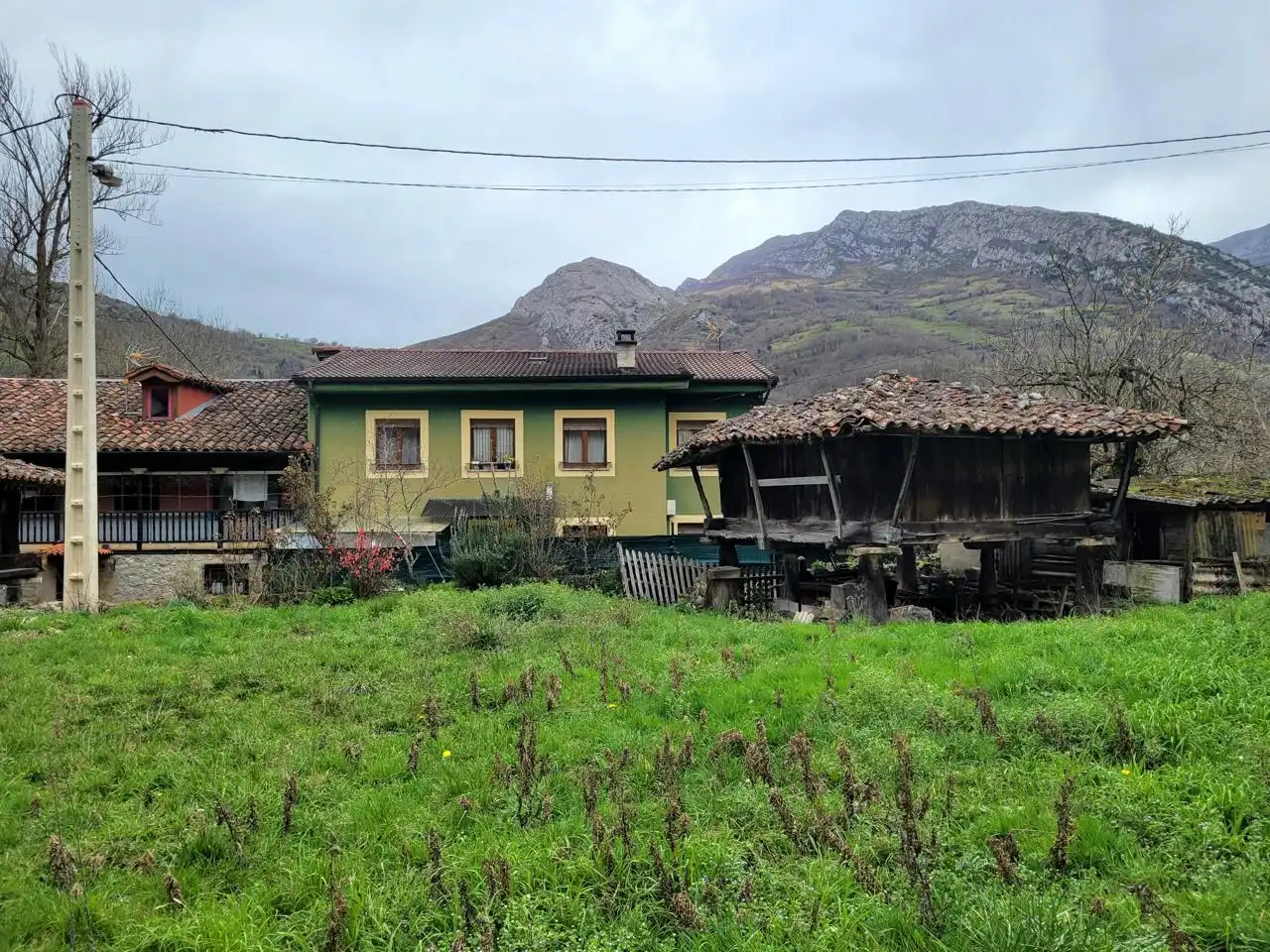Außenansicht von Haus oder Chalet zum Verkauf in Quirós mit Heizung und Privatgarten