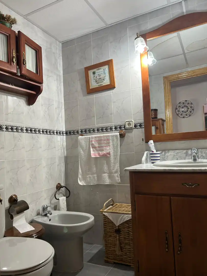 Badezimmer von Wohnung zur Miete in Jaén mit Klimaanlage, Heizung und Terrasse