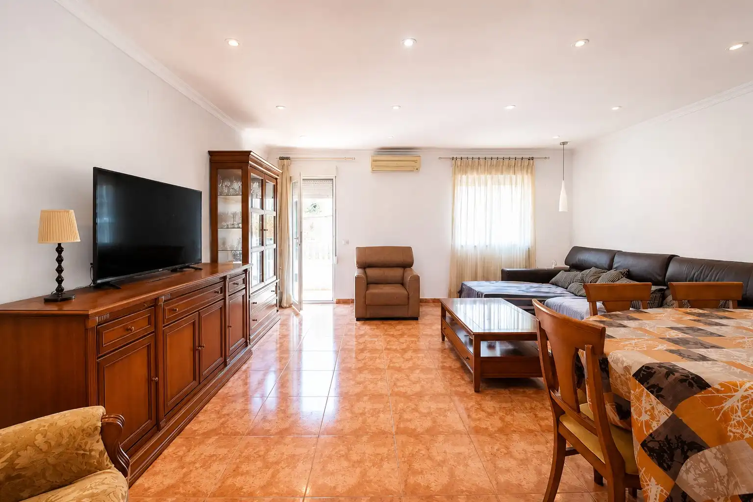 Sala d'estar de Casa adosada en venda en Moncada amb Calefacció, Terrassa i Traster