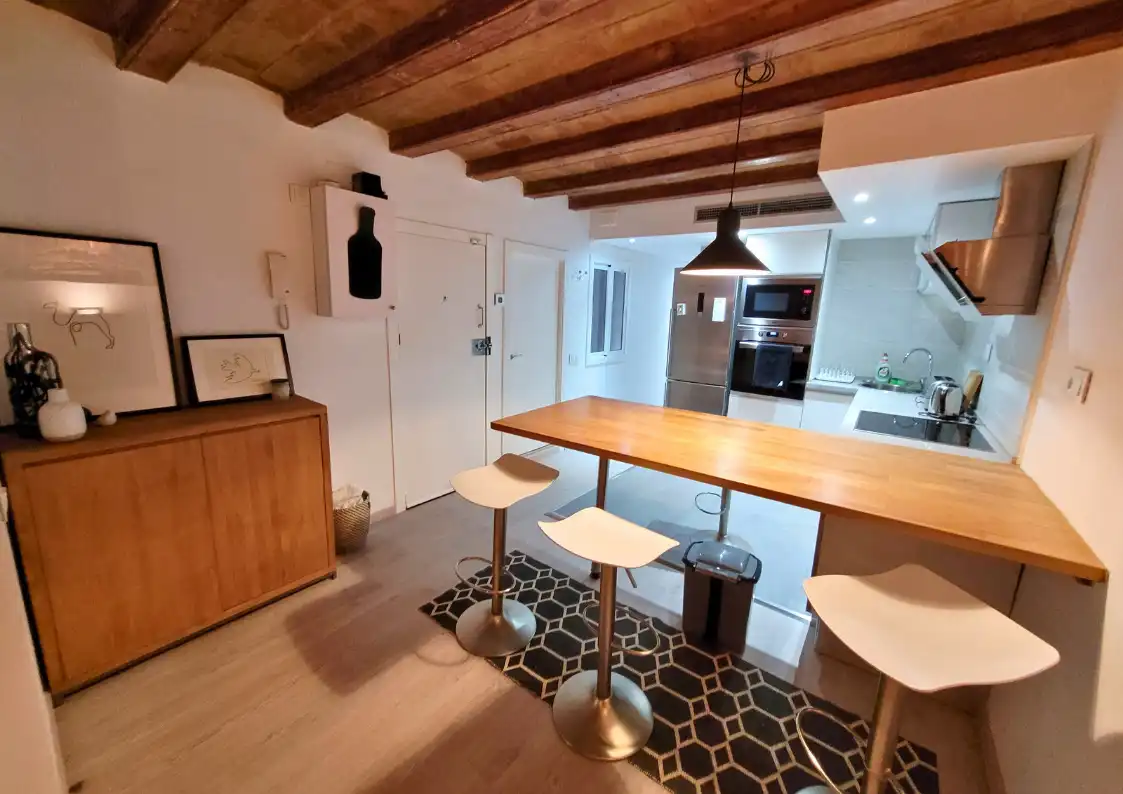 Küche von Wohnung zum Verkauf in Barcelona mit Heizung, Ofen und Mikrowelle