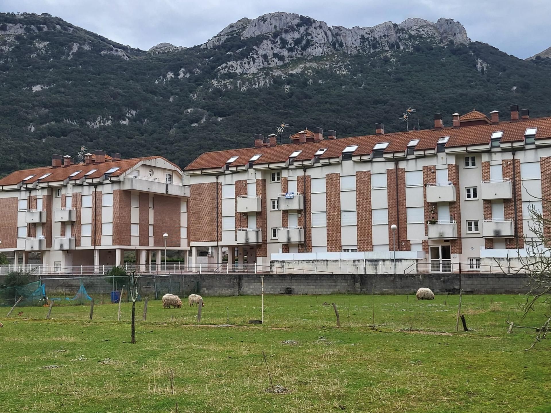 Vista exterior de Pis en venda en Castro-Urdiales amb Calefacció, Terrassa i Balcó