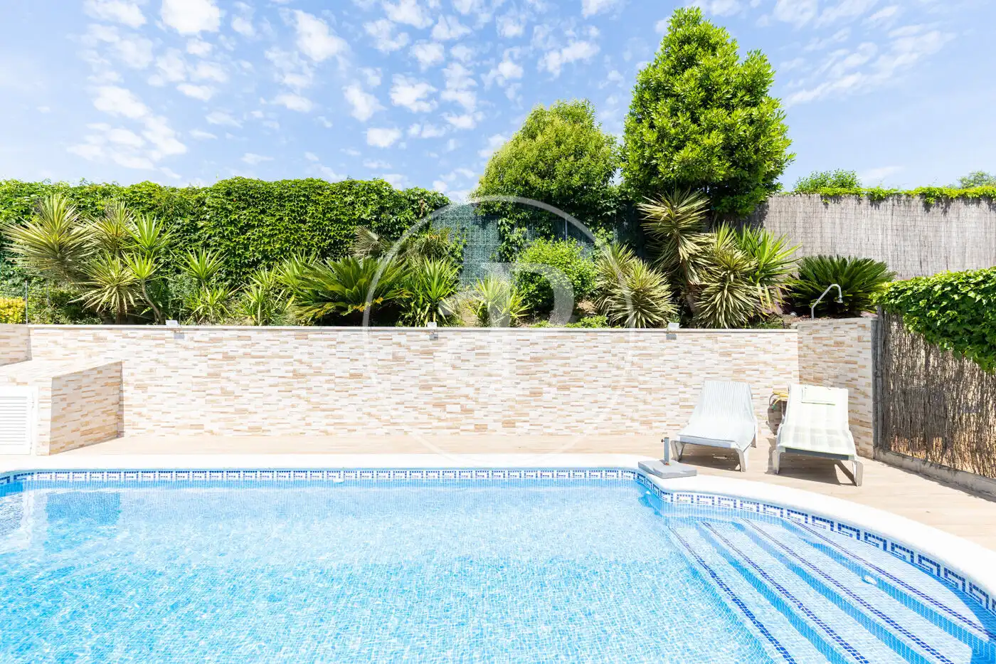 Schwimmbecken von Einfamilien-Reihenhaus zum Verkauf in Sant Quirze del Vallès mit Klimaanlage, Heizung und Privatgarten