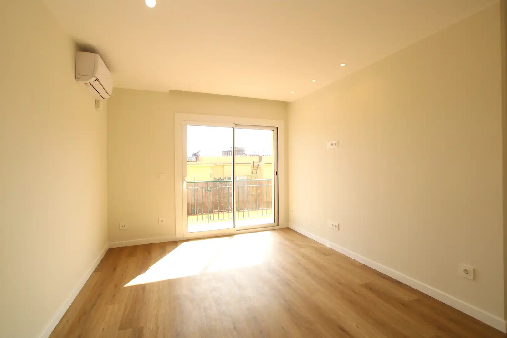 Schlafzimmer von Wohnung zum Verkauf in Argentona mit Klimaanlage, Parkett und Balkon
