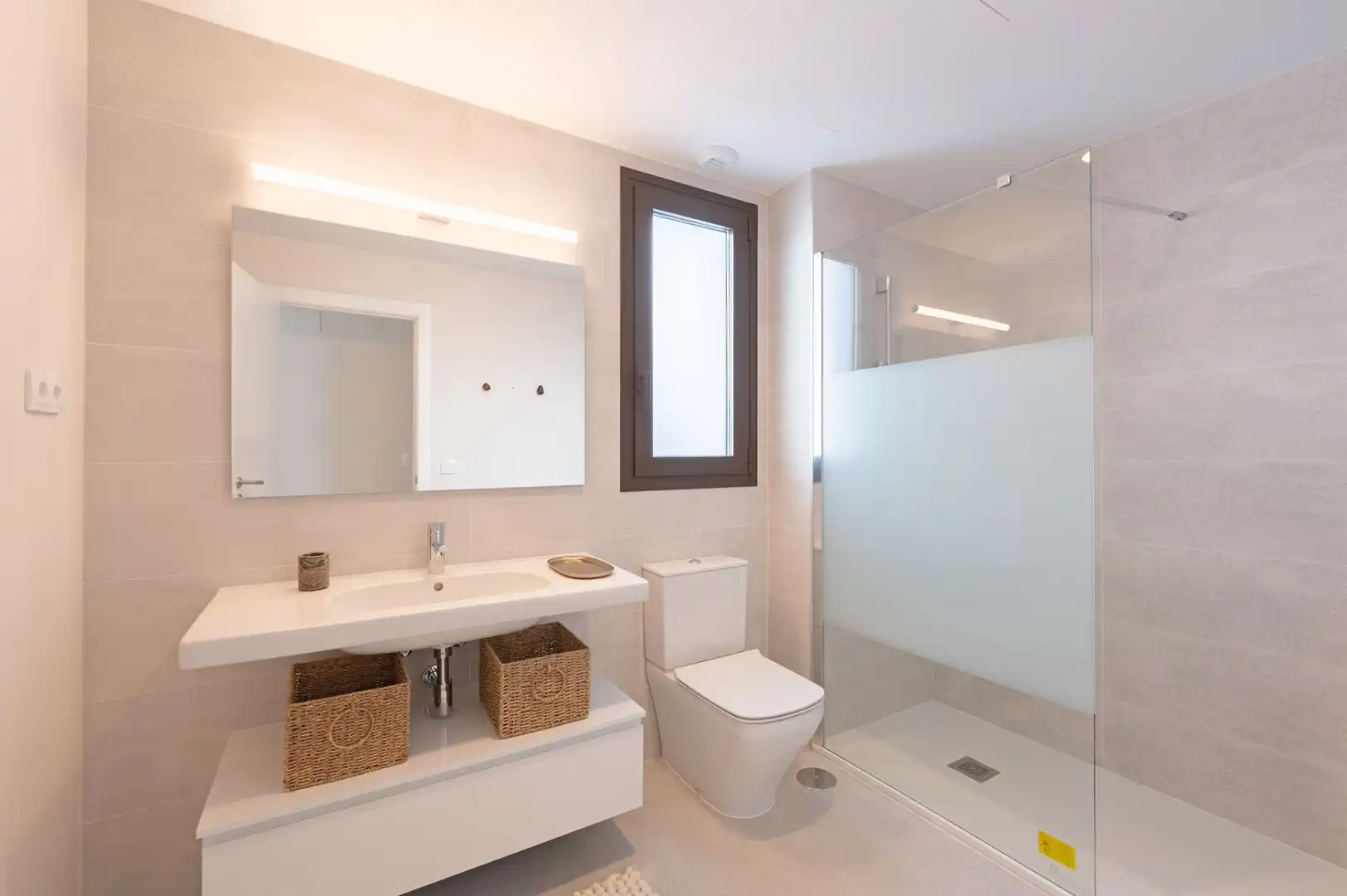 Badezimmer von Dachboden zum Verkauf in Estepona mit Klimaanlage, Terrasse und Abstellraum