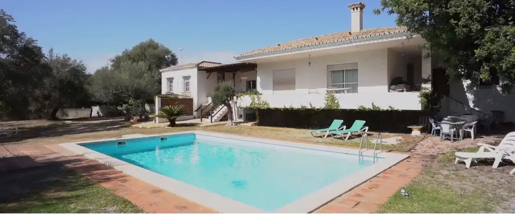 Detached house with pool for sale in Churriana