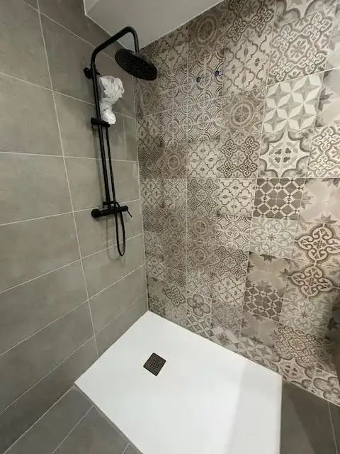 Badezimmer von Maisonette zum Verkauf in Badalona mit Klimaanlage und Parkett