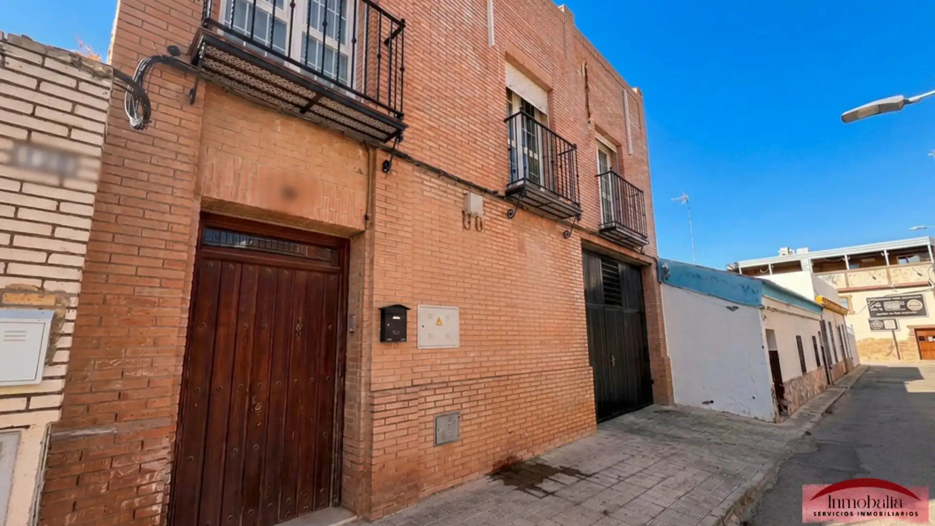 Vista exterior de Casa adosada en venta en Sevilla con Aire acondicionado y Balcón