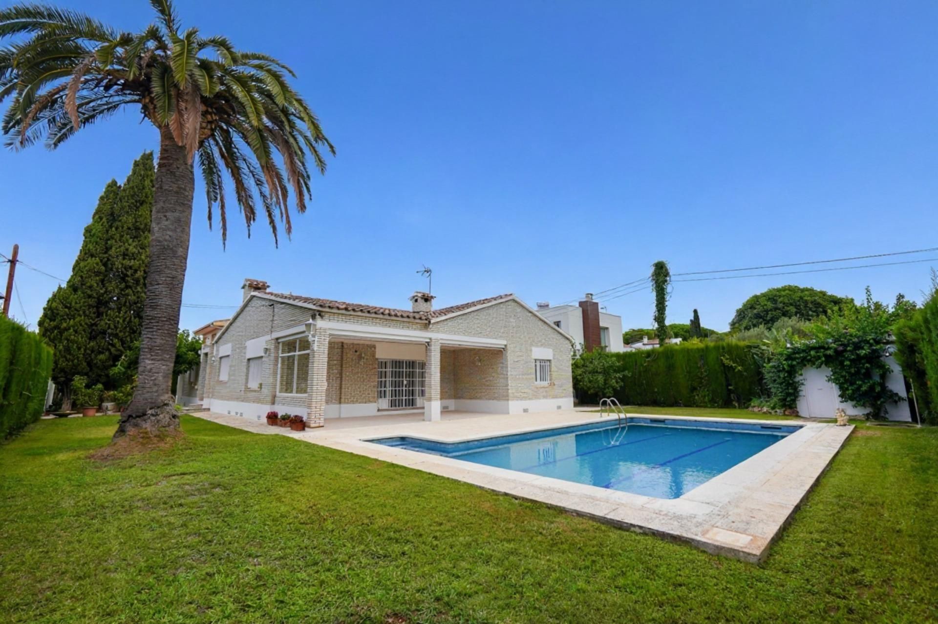 Vista exterior de Casa o xalet en venda en Cambrils amb Aire condicionat, Calefacció i Jardí privat