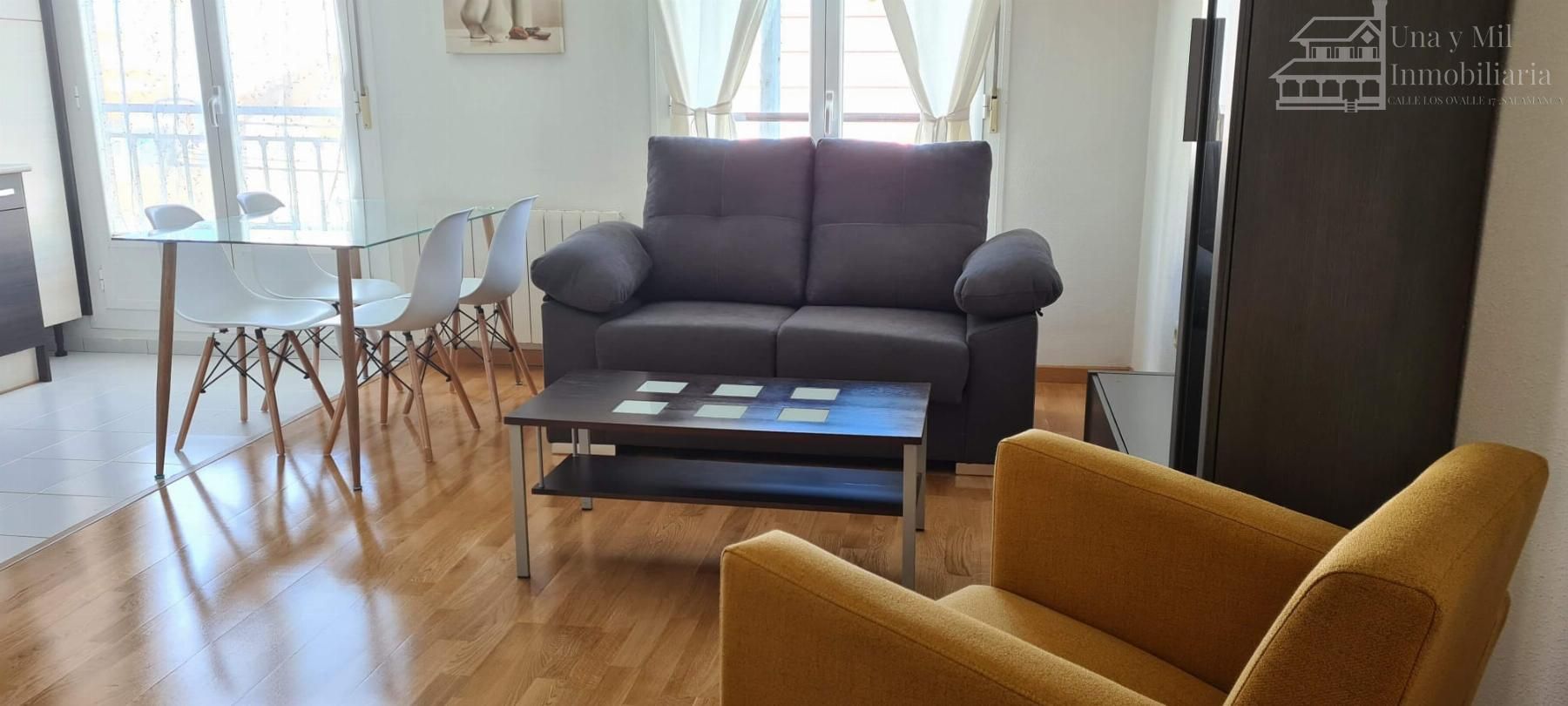 Sala d'estar de Pis en venda en Salamanca Capital amb Calefacció, Moblat i Balcó