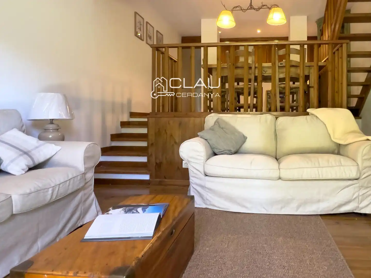 Wohnzimmer von Einfamilien-Reihenhaus zur Miete in Isòvol mit Heizung, Parkett und Terrasse