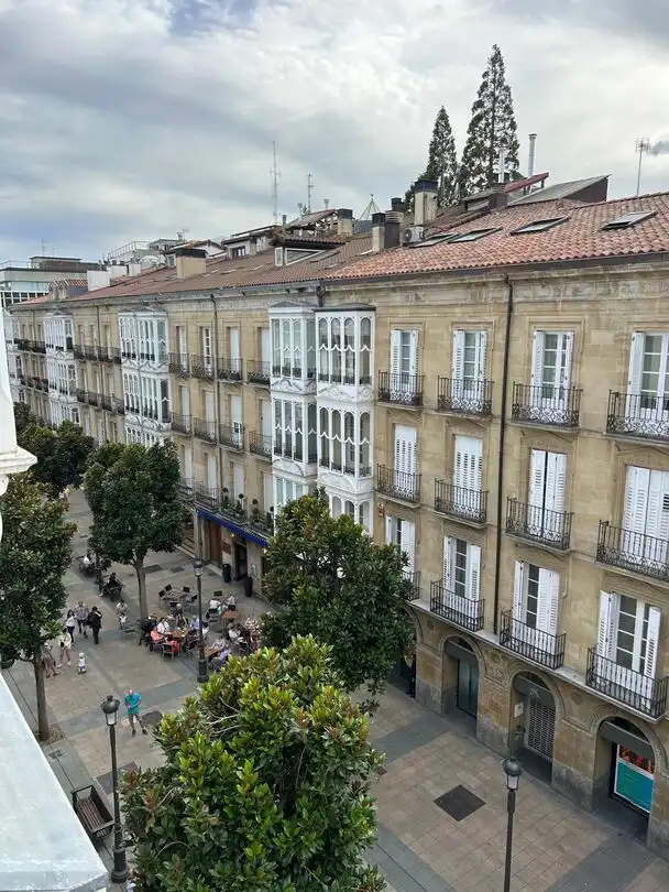 Vista exterior de Pis en venda en Vitoria - Gasteiz amb Calefacció i Moblat