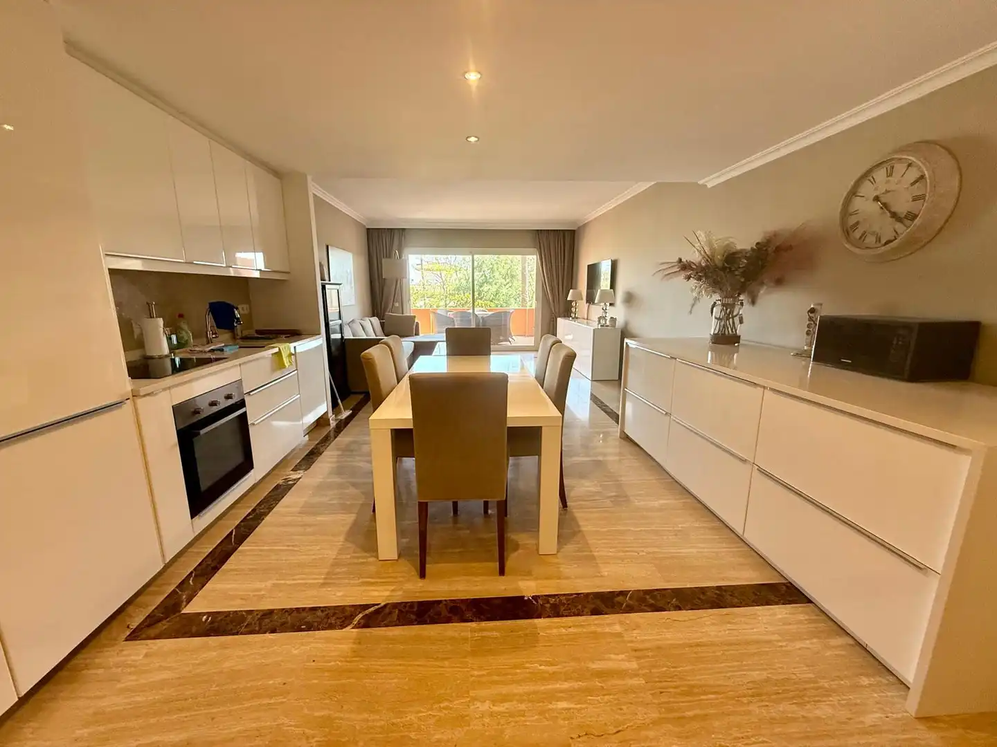Menjador de Apartament de lloguer en Marbella amb Aire condicionat, Terrassa i Piscina