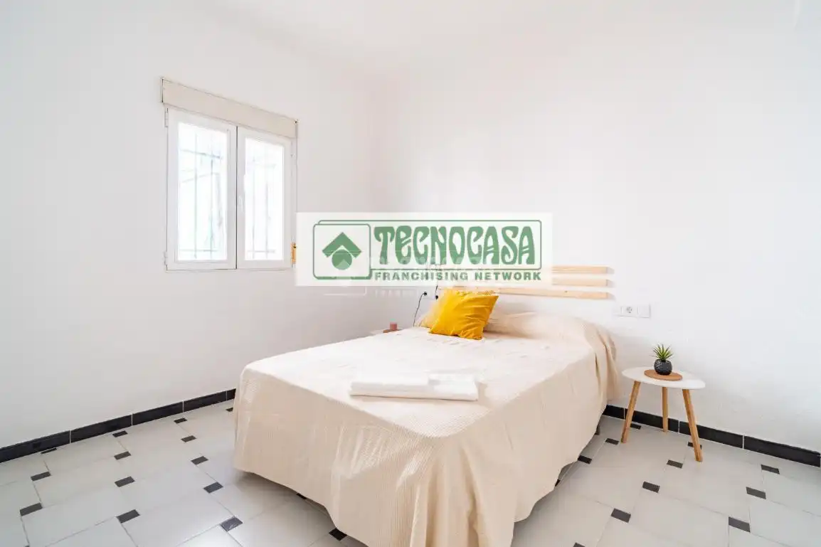 Bedroom of Flat for sale in Granada  with Air Conditioner, Heating and Terrace