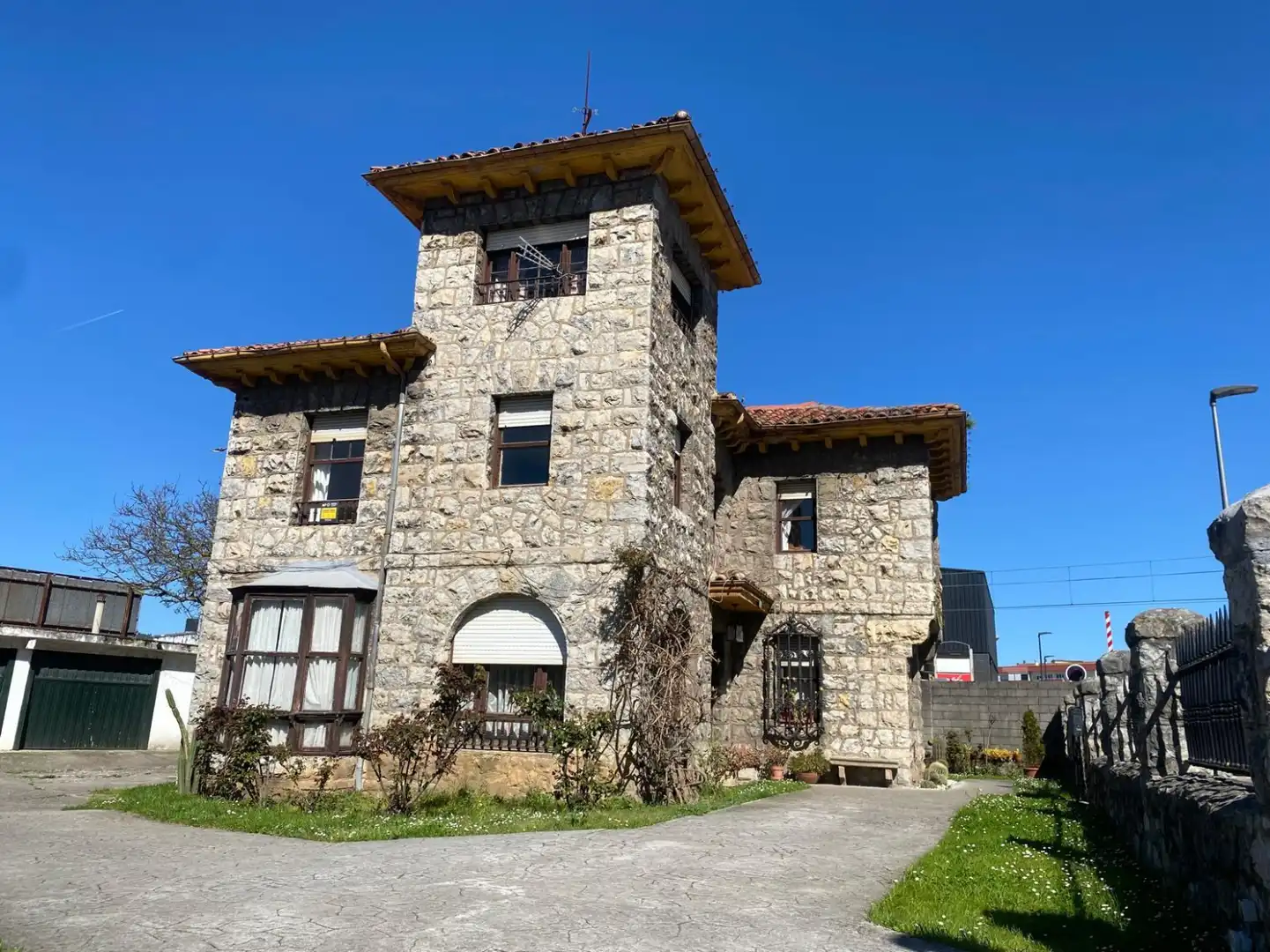 Vista exterior de Casa o chalet en venta en Torrelavega  con Calefacción, Trastero y Balcón