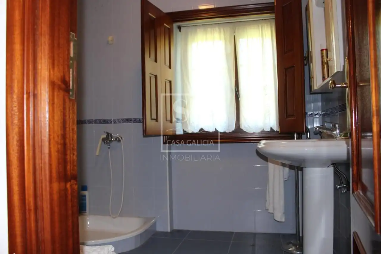 Badezimmer von Country house zum Verkauf in A Lama   mit Privatgarten