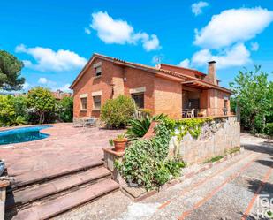 Exterior view of House or chalet for sale in Sant Cugat del Vallès  with Air Conditioner, Heating and Terrace