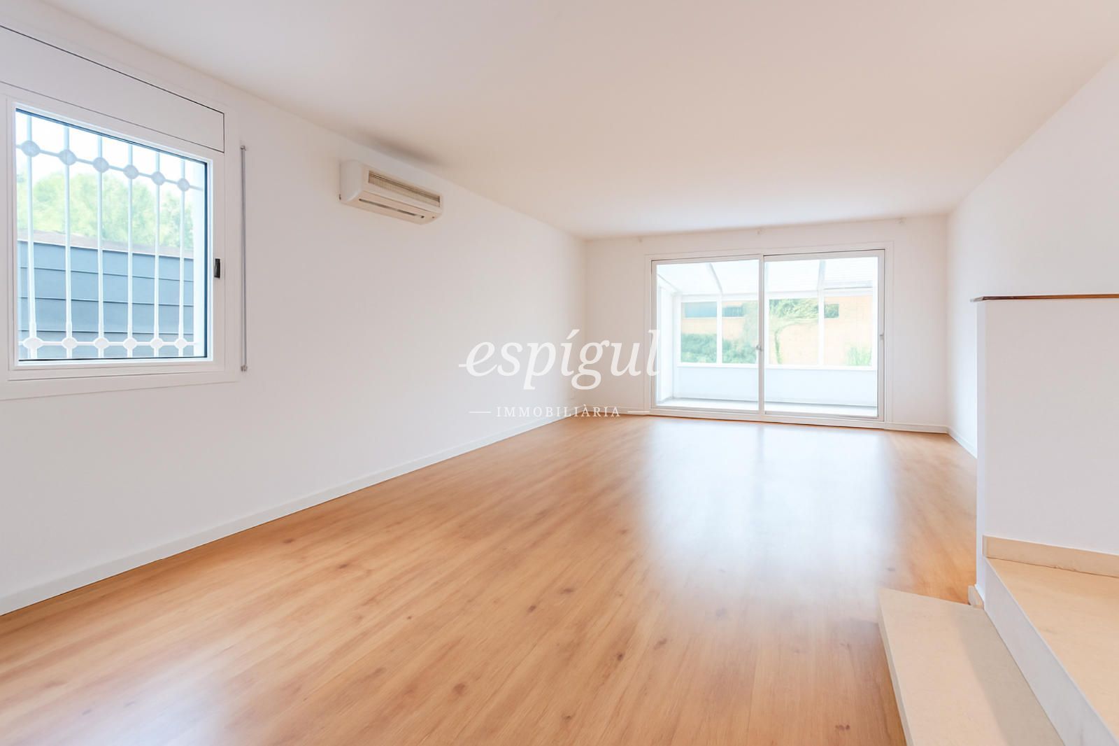 Living room of Single-family semi-detached for sale in Sant Cugat del Vallès  with Air Conditioner, Heating and Parquet flooring