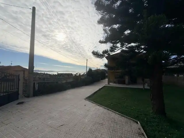 Vista exterior de Casa o xalet en venda en Sanxenxo amb Jardí privat, Terrassa i Moblat