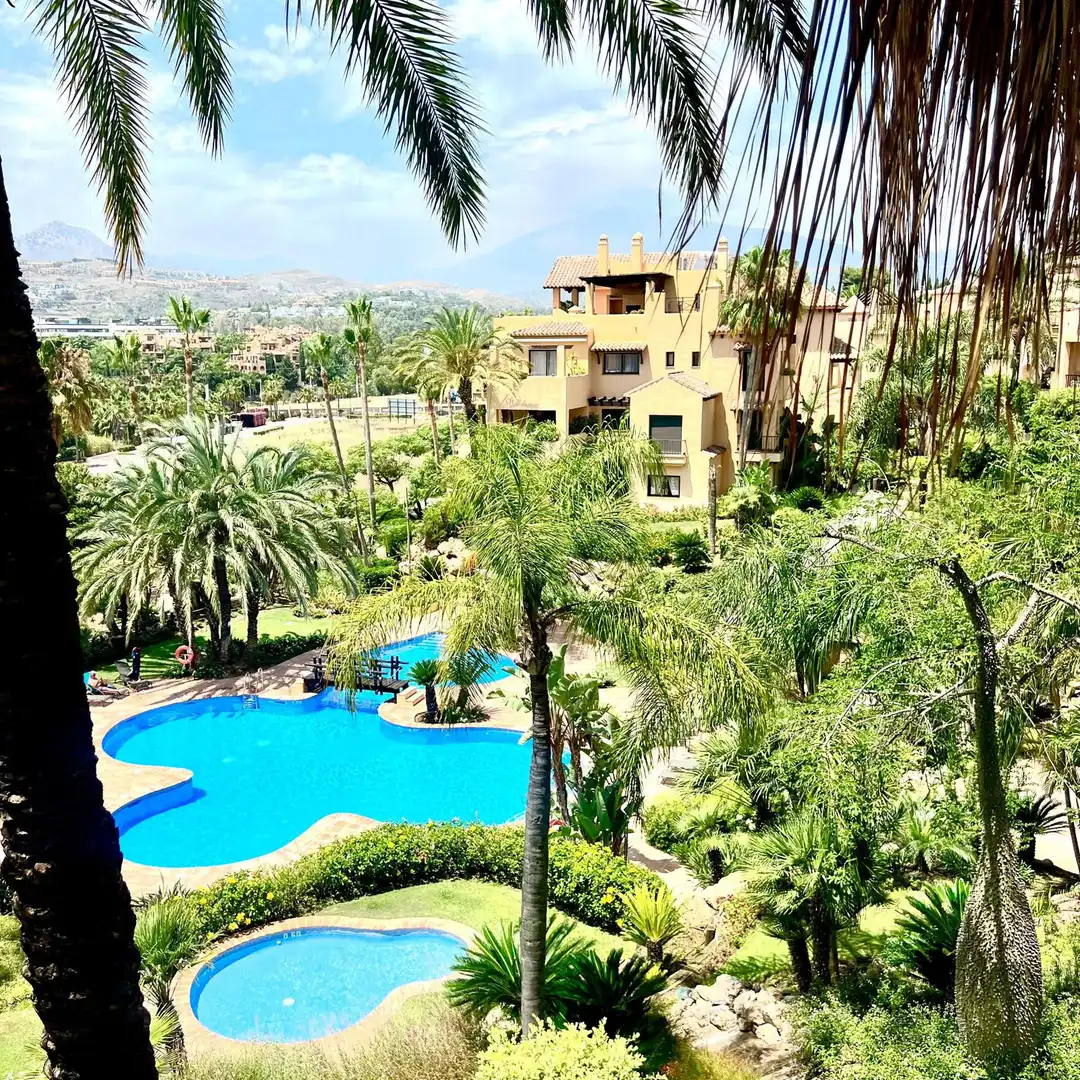 Außenansicht von Dachboden zur Miete in Estepona mit Klimaanlage, Terrasse und Schwimmbad