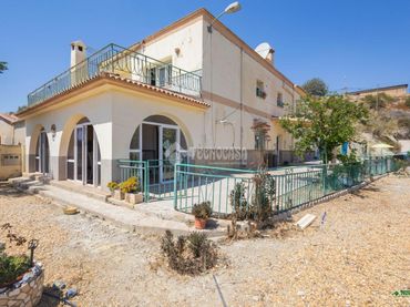 Casa rústica amb balcó en venda a Las Cunas - La Algarrobina