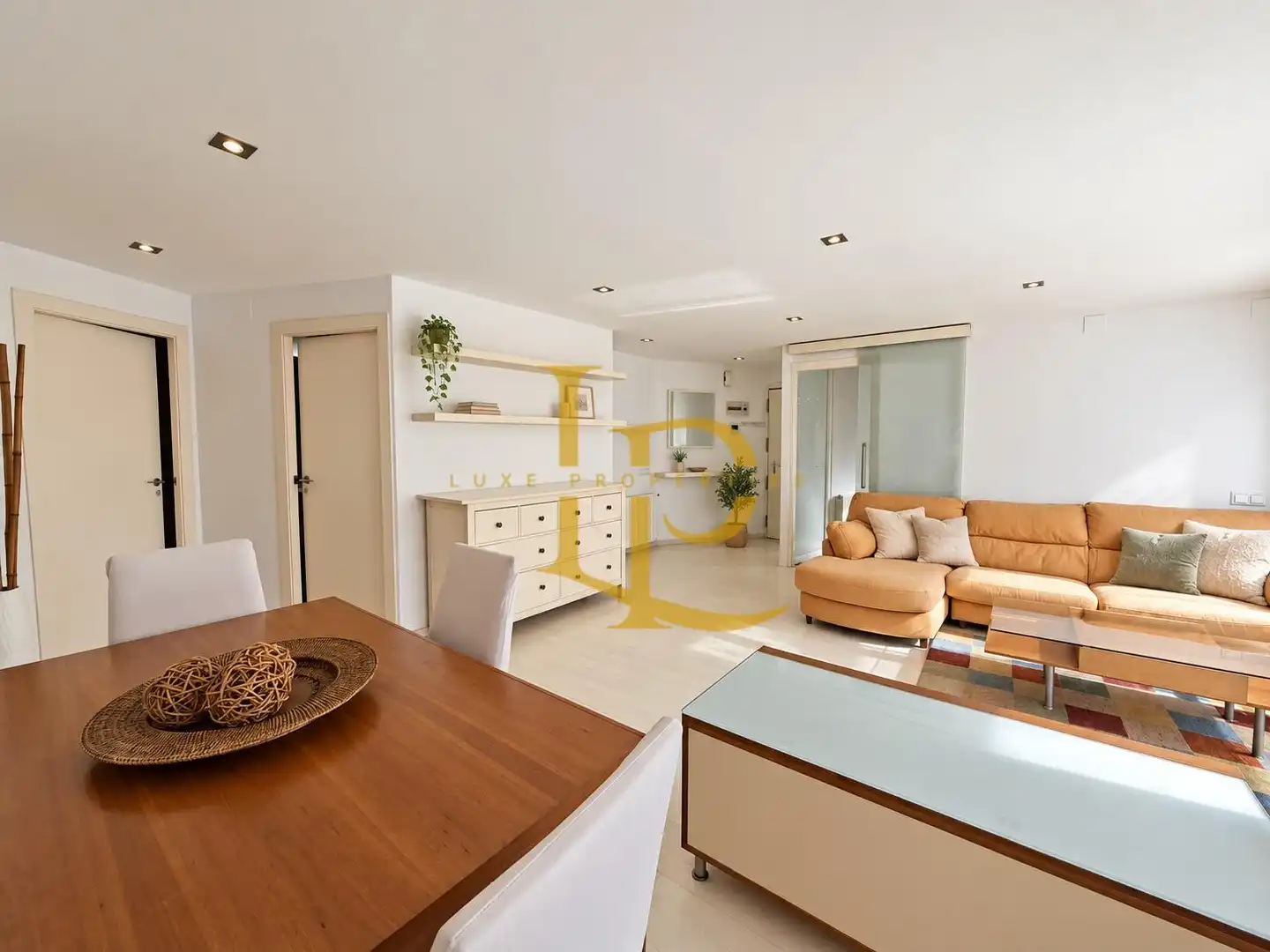 Living room of Flat for sale in Cerdanyola del Vallès  with Air Conditioner, Heating and Oven