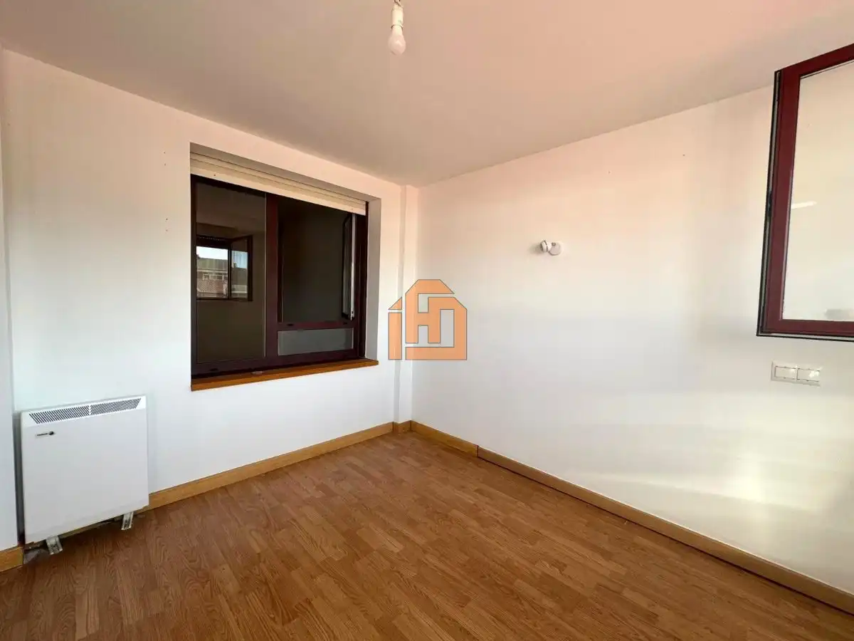 Habitación de Apartamento en venta en León Capital  con Calefacción y Trastero