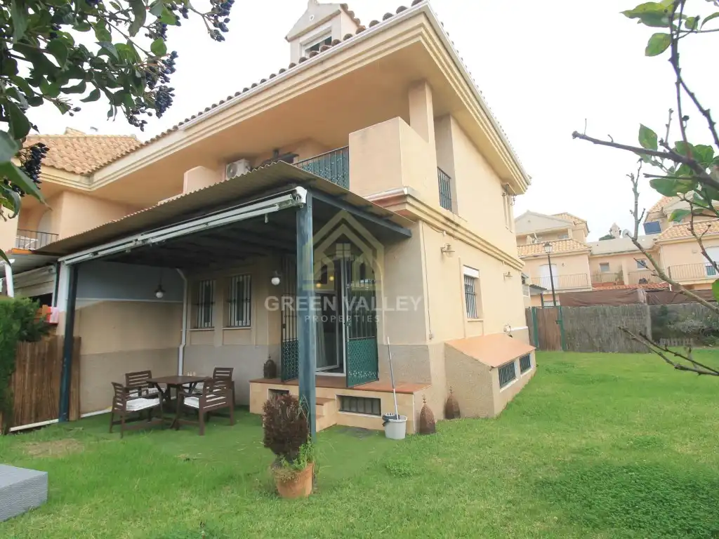 Casa aparellada en venda a Avenida de la Hacienda