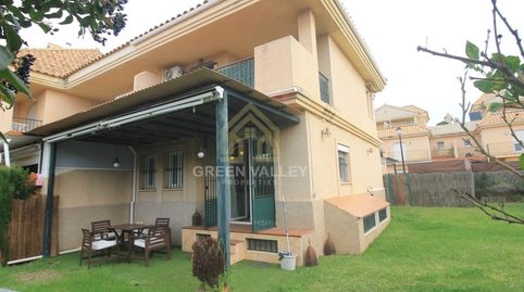 CASA PAREADA EN LA CORONA DE ALCAIDESA, CON 4 DORMITORIOS EN URBANIZACIÓN PRIVADA CON PISCINA.