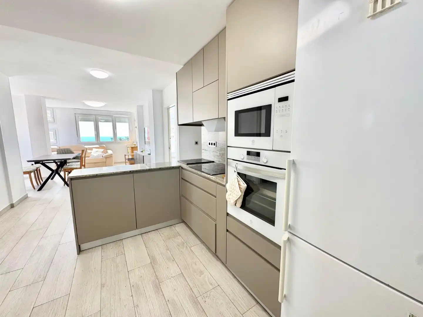 Cuina de Apartament de lloguer en Torrevieja amb Piscina, Moblat i Rentadora