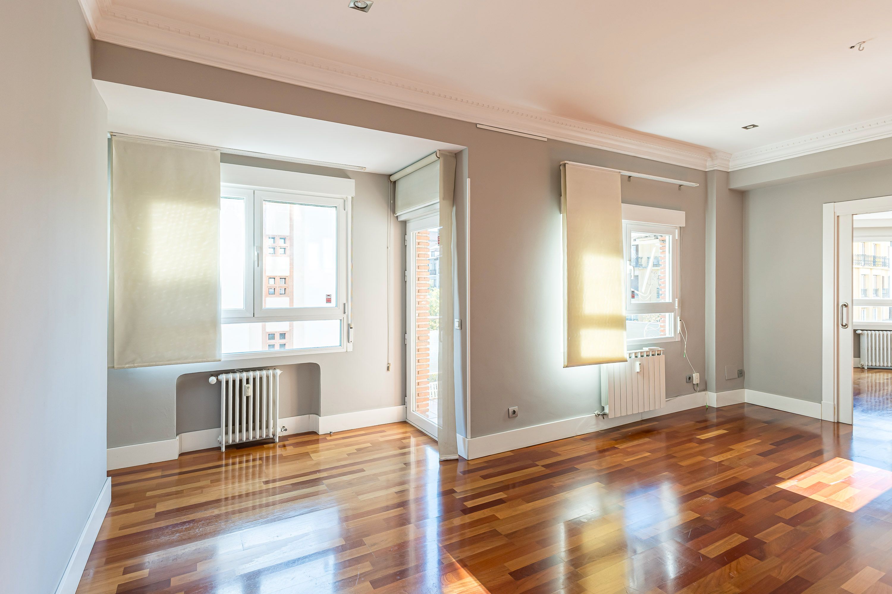Sala d'estar de Apartament en venda en  Madrid Capital amb Calefacció, Parquet i Terrassa