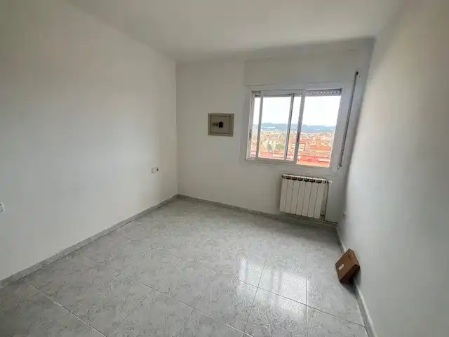 Schlafzimmer von Wohnung zum Verkauf in Salt mit Heizung