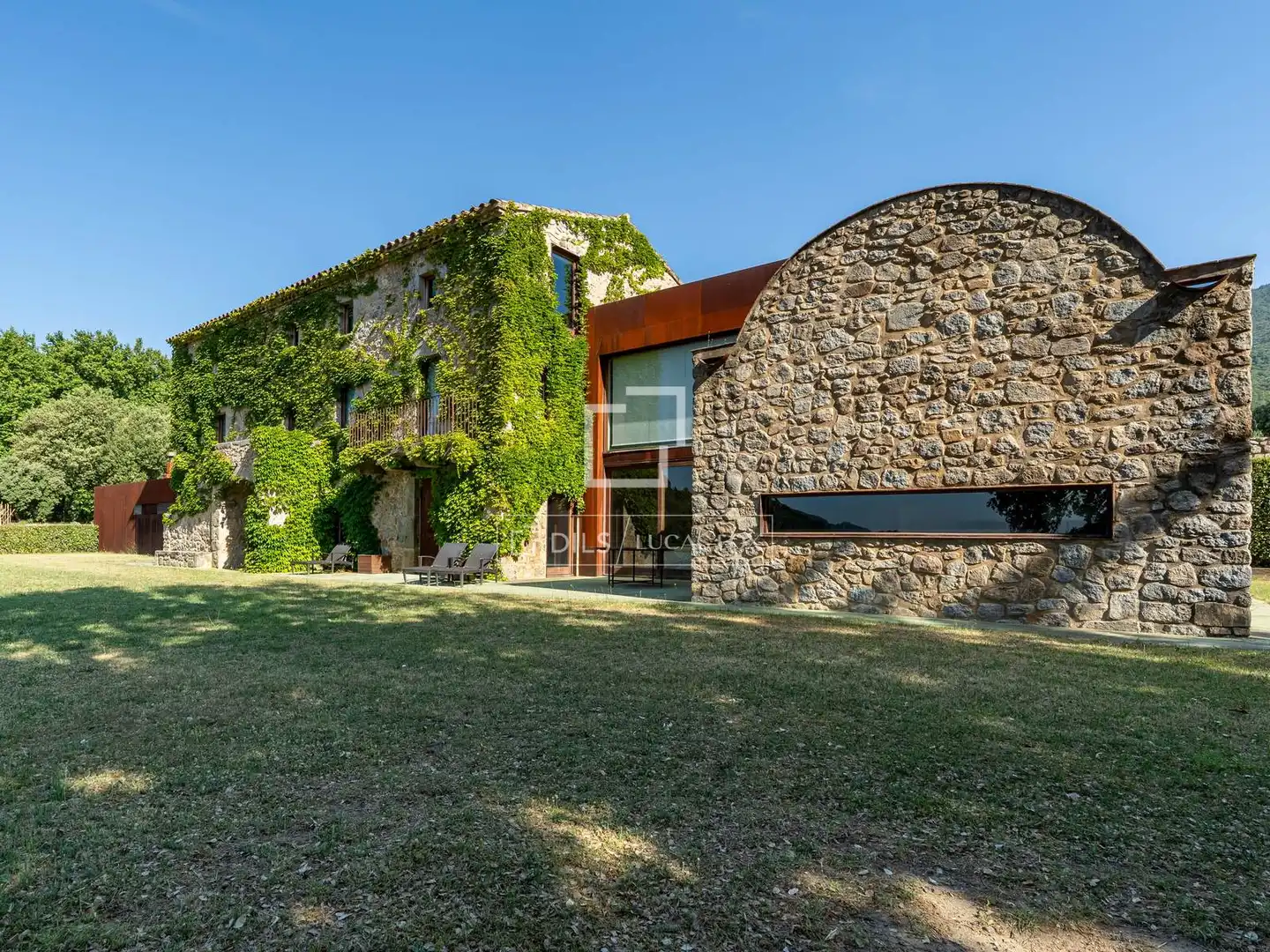 Vista exterior de Finca rústica en venda en Maçanet de Cabrenys amb Calefacció, Jardí privat i Traster