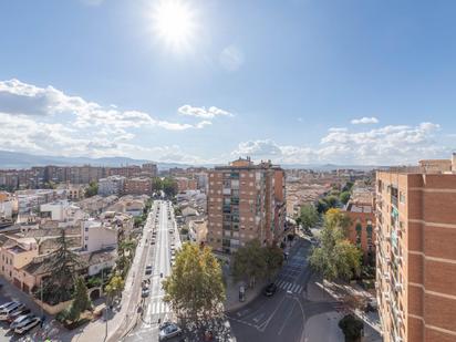 Vista exterior de Àtic en venda en  Granada Capital amb Aire condicionat, Terrassa i Balcó