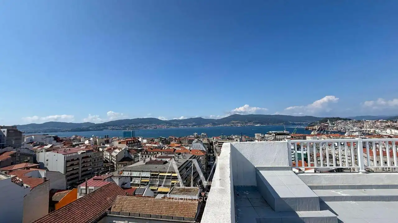 Terrassa de Dúplex en venda en Vigo  amb Calefacció, Terrassa i Traster