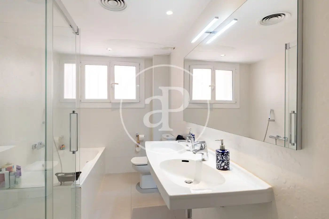 Baño de Piso en venta en Barcelona con Aire acondicionado, Calefacción y Terraza