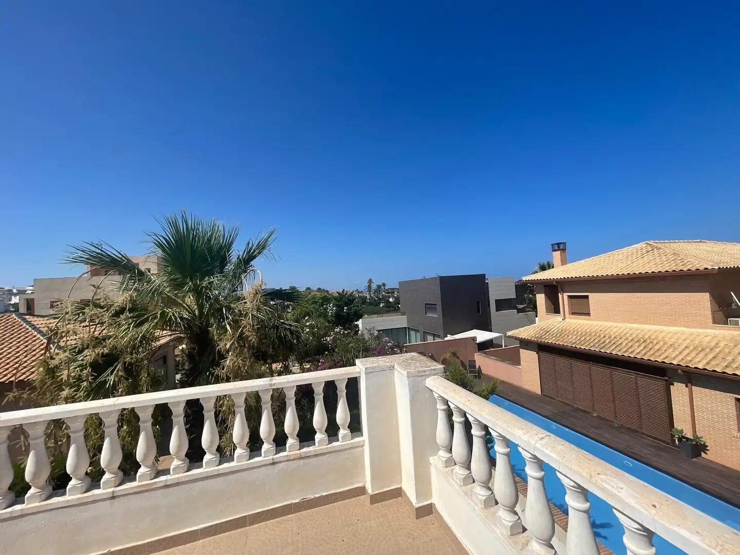 Vista exterior de Casa adosada en venda en Torrevieja amb Aire condicionat, Calefacció i Jardí privat
